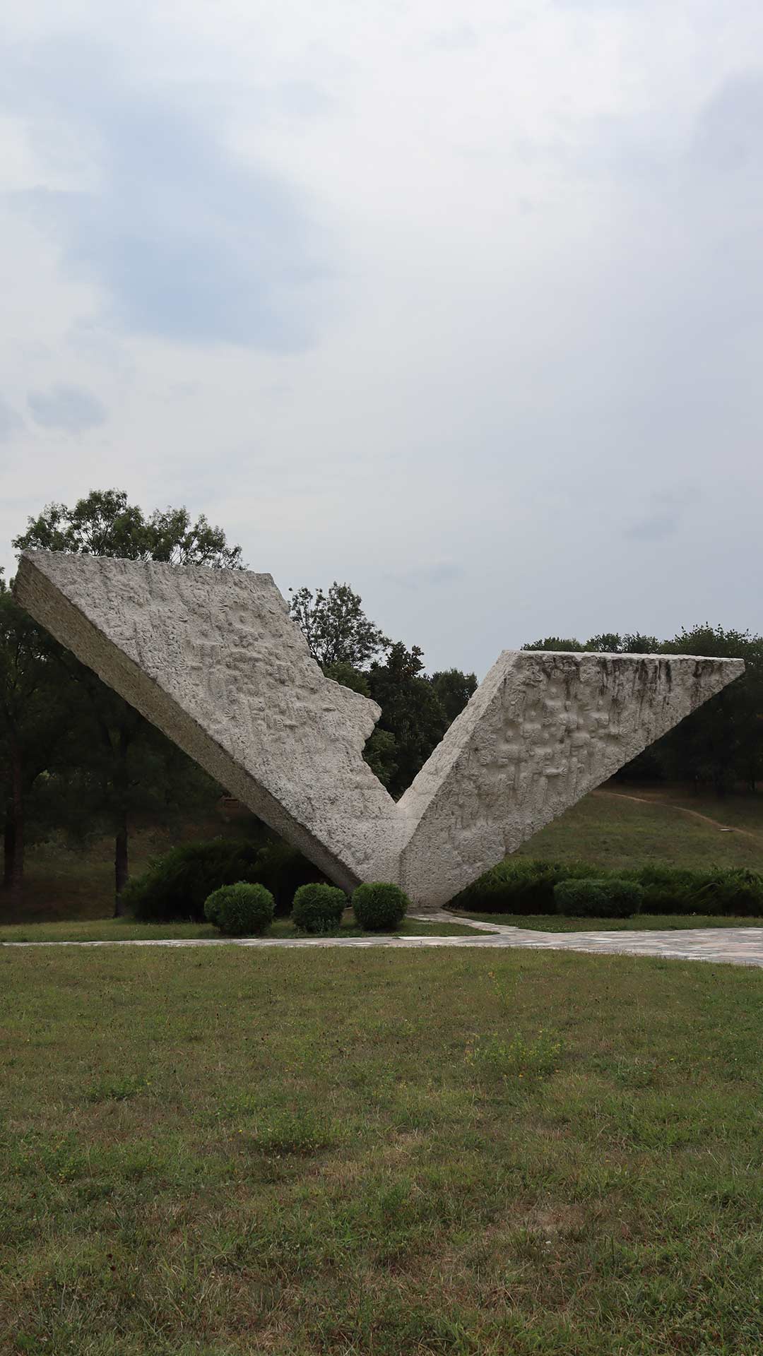 Spomenik streljanim đacima i profesorima V/III